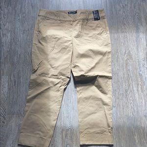 Brand new size 8 NY&C cropped straight legs khakis